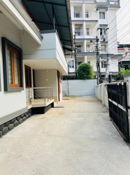Home In Guruvayur-3 Bedroom Экстерьер фото