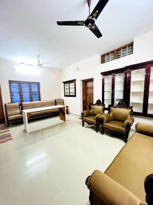 Home In Guruvayur-3 Bedroom Экстерьер фото